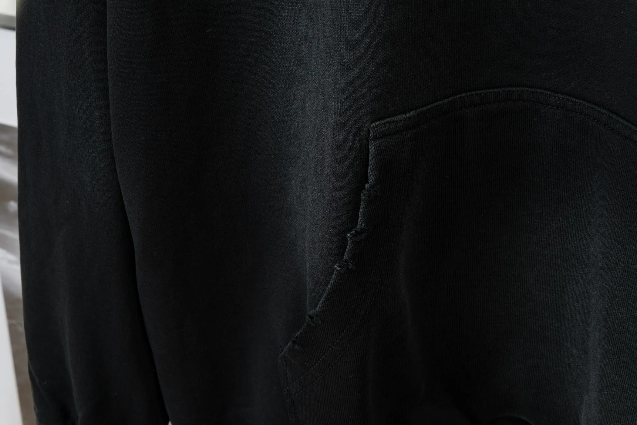 P310 CHROME HEARTS Hooded Sweatshirt - Size: XS, S, M, L - Color: Navy blue, white, black. Made of comfortable and skin-friendly fabrics, it feels unrestricted when worn. The details are finely crafted and the colors are harmonious. The back is embroidered with classic Crocodile heart elements, making it highly recognizable and trendy. Strictly controlled from material selection to production, it is a dazzling item that highlights personality and quality and interprets trendy attitude.